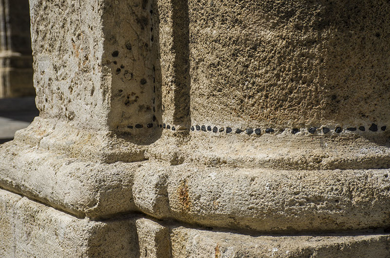 Columnas con piedras negras misteriosas en el Palacio del 2do Cabo (5)