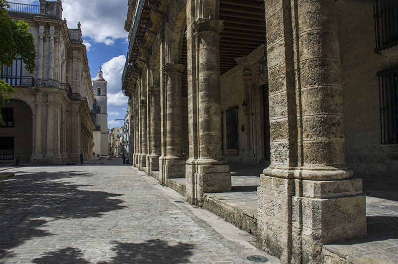 Columnas con piedras negras misteriosas en el Palacio del 2do Cabo (7)