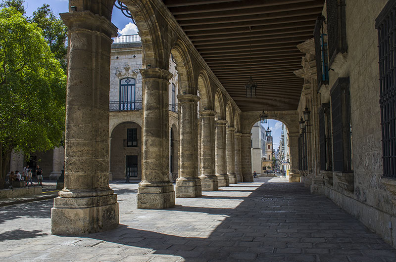 Columnas con piedras negras misteriosas en el Palacio del 2do Cabo (8)