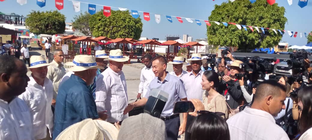 Presidente de Cuba visita FITCuba 2025