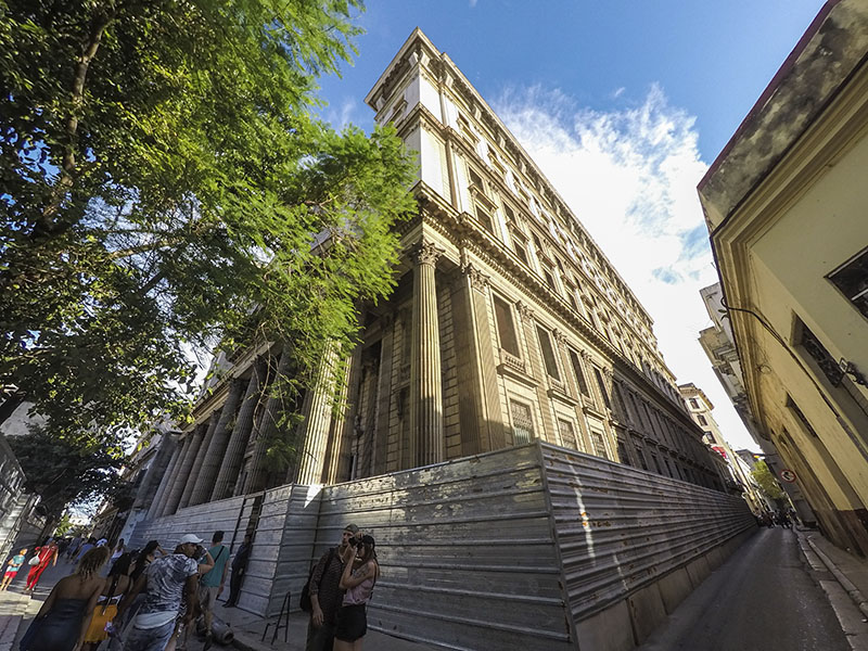 Edificio del primer Banco Nacional de Cuba en la calle Obispo que abrirá en el futuro como Hotel Real Hacienda