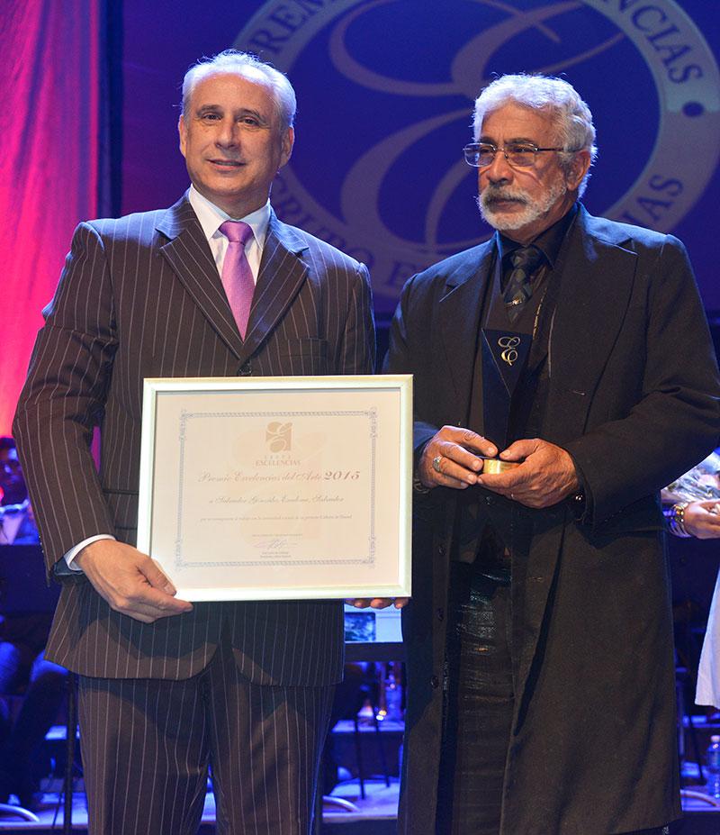 Entregan Premio Excelencias del Arte a Salvador González