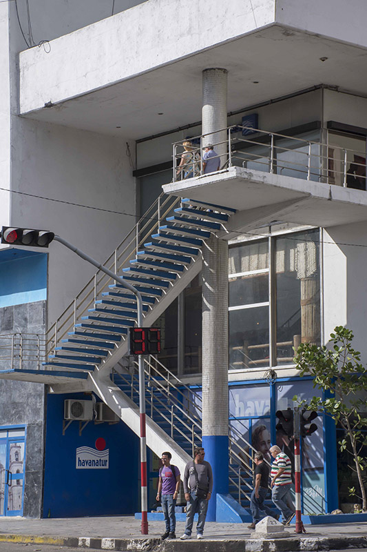 Escalera hacia la calle 23 en el Hotel Habana Libre.