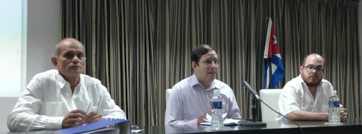 De izquierda a derecha: Ángel Recio, coordinador general de Fiagrop 2023; Orlando Díaz Rodríguez, director de Relaciones Internacionales, y Nelvin Reyes, especialista de Negocios e Inversión Extranjera, ambos del Ministerio de la Agricultura (Foto cortesía de Manuel Molina).