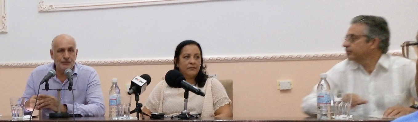 De izquierda a derecha: Ricardo Ronquillo, presidente de la UPEC; Mayra Arevich y Wilfredo González, ministra y viceministro Primero, respectivamente, de Comunicaciones.