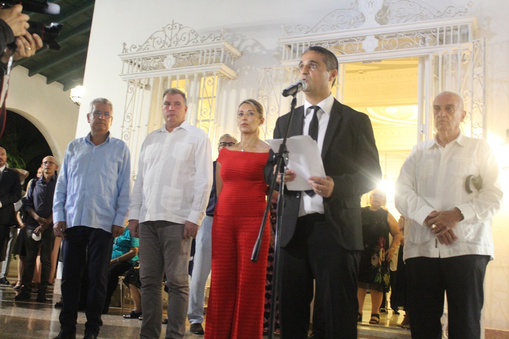 De izquierda a derecha, Sr. Elio Eduardo Rodríguez Perdomo, viceministro de Relaciones Exteriores; Sr. Juan Carlos García Granda, ministro de Turismo; Sra. Amalia Rojas Jurado, Embajadora; Sr. Ángel Martín Peccis, Embajador de España en Cuba, y Sr. Julio Santamarina, presidente de la Federación de Sociedades Españolas de Cuba.
