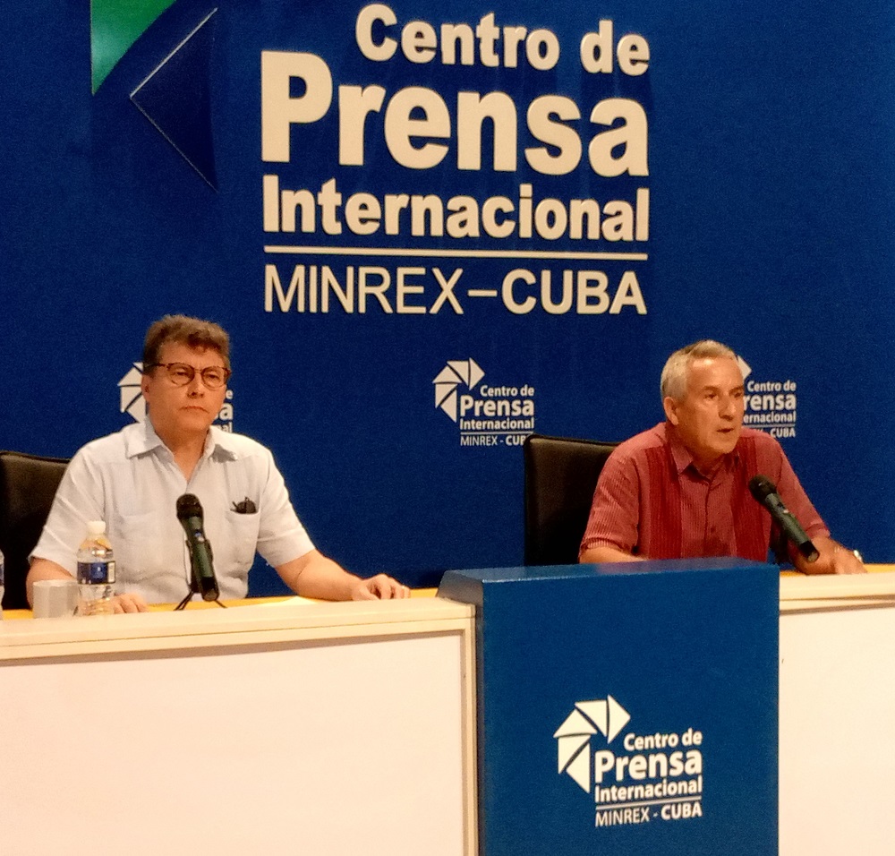 Mario de Araújo, consejero cultural de la Embajada de Brasil, país invitado de honor a la 32 Feria Internacional del Libro de La Habana; y Juan Rodríguez Cabrera, presidente del Instituto Cubano del Libro.