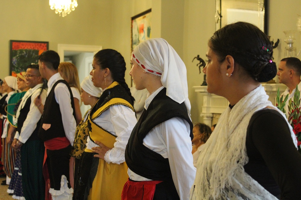 Alrededor de cien jóvenes descendientes de emigrados españoles bailaron un popurrí de bailes nacionales de España en representación de 11 sociedades nacionales.