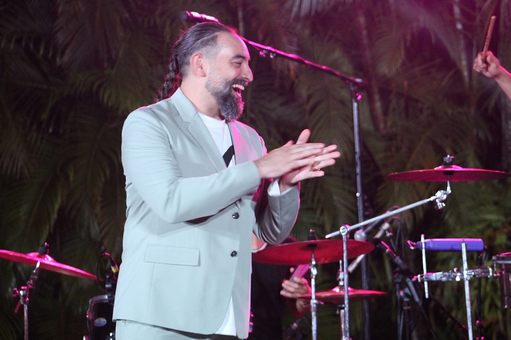 El legendario músico cubano Alain Pérez cerró la celebración con un vibrante concierto.