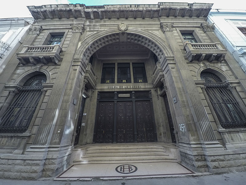 Fachada de la antigua Bolsa de La Habana