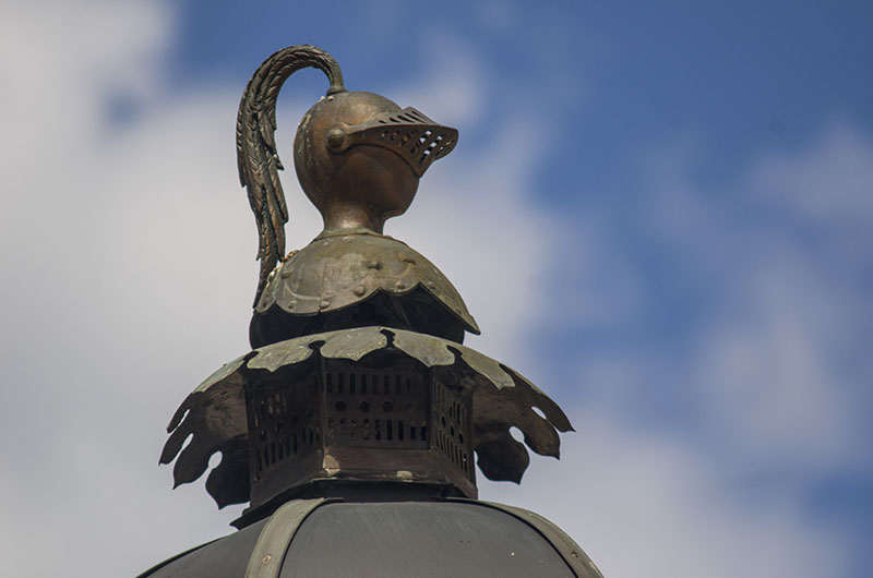 Farola coronada por un yelmo medieval