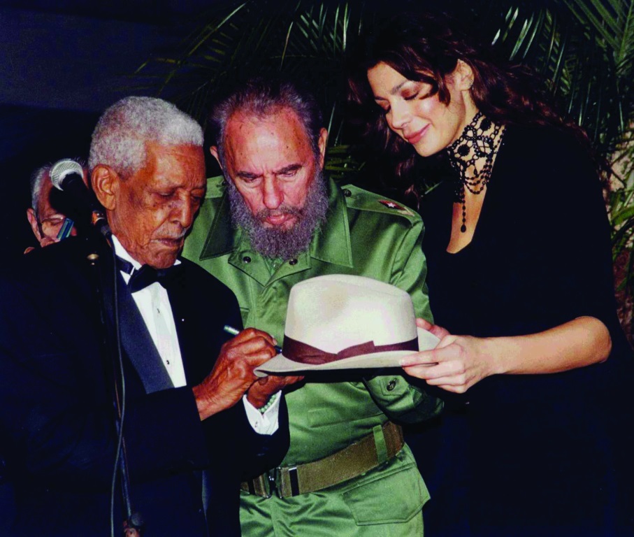 Fidel y Compay Segundo en Cigar Dinner por el 30 Aniversario de Cohiba. Foto: Cortesía Habanos