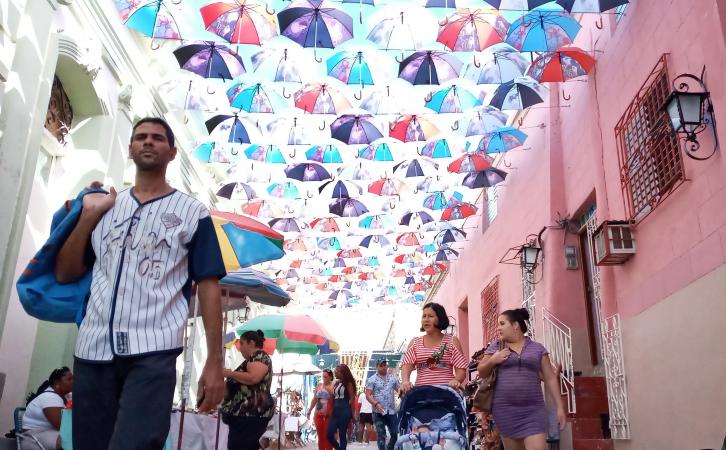 Un callejón con sombrillas en Santiago de Cuba