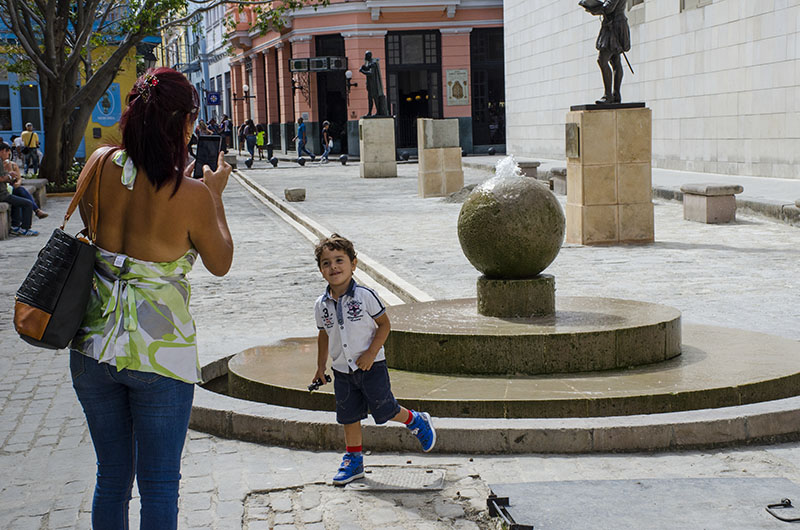 Fuente que rinde homenaje a la Zanja Real en La Habana Vieja