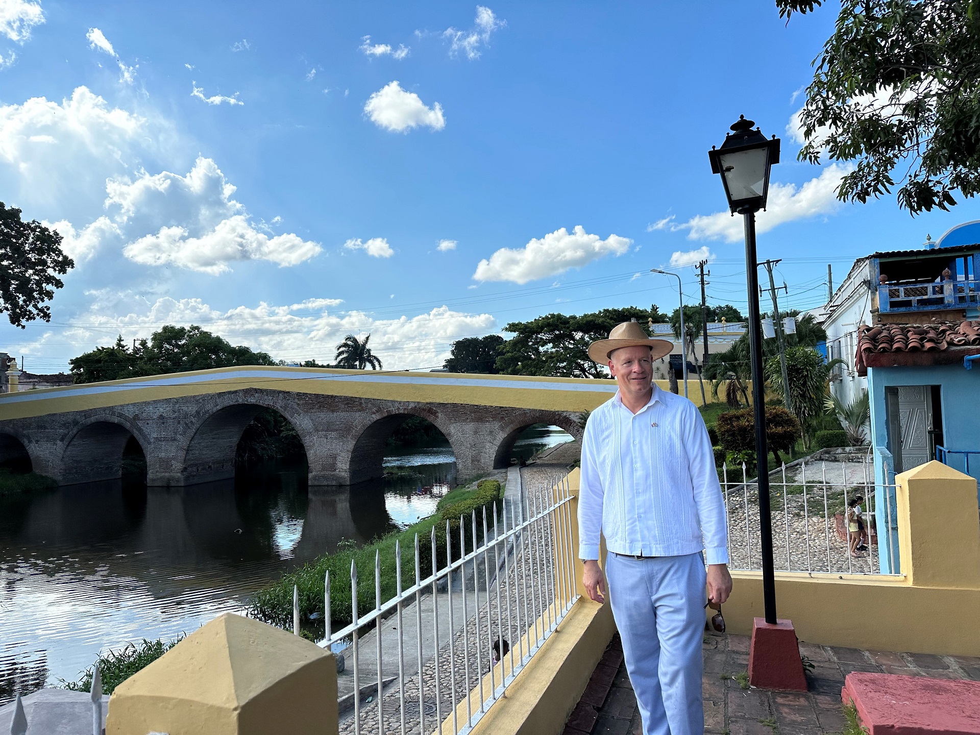 Excelentísimo Sr. John Geoffrey Gartshore, Embajador de Canadá en Cuba.