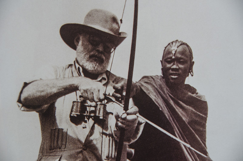 Hemingway comparte con guerreros Masai (2)