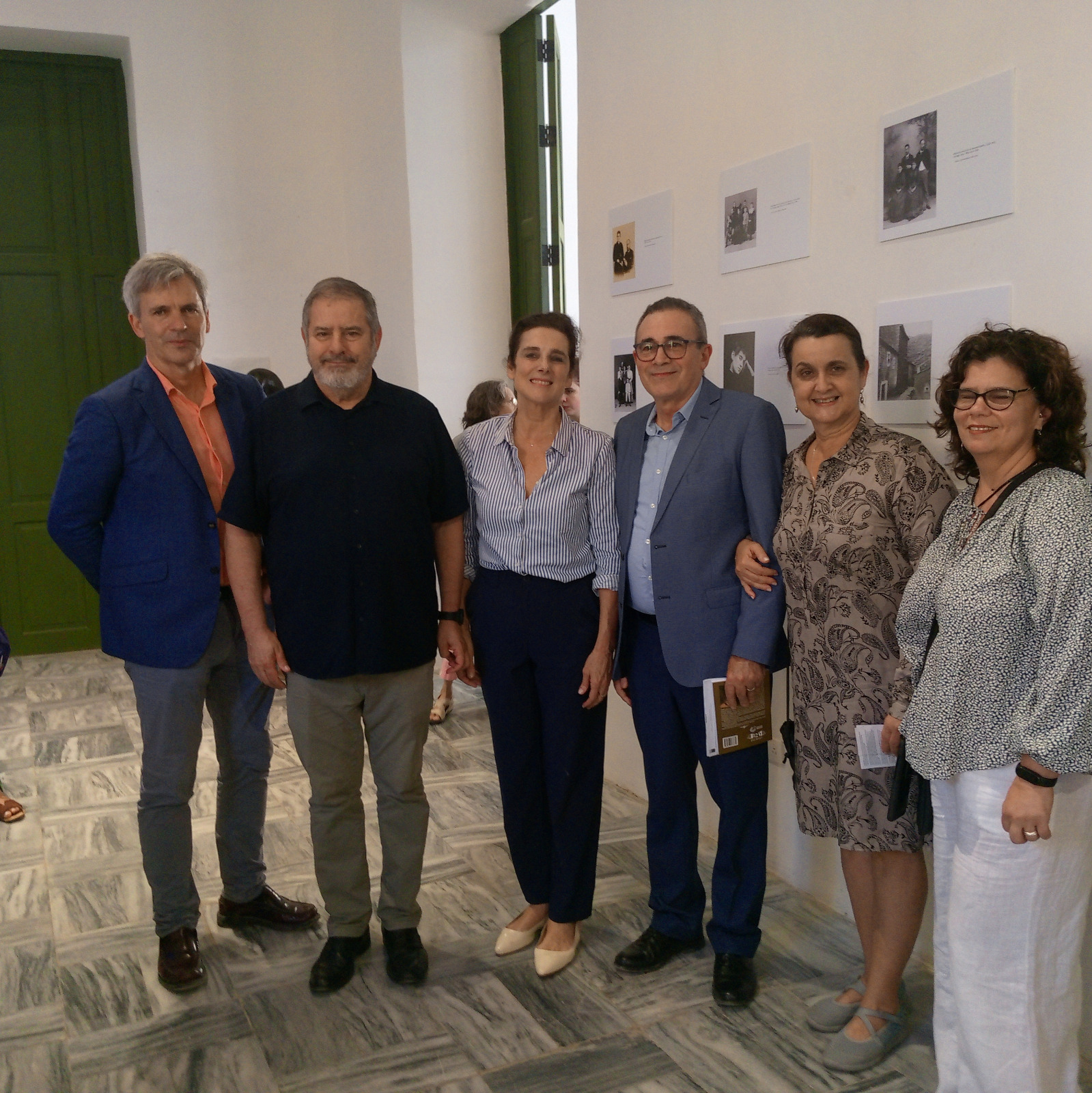 De izquierda a derecha: Juanjo Rubio, coordinador de la exposición; Excmo. Sr. Javier Hergueta y Alicia Moral, embajador y consejera cultural, respectivamente, de la Embajada de España en Cuba; Luis Velázquez, presidente de la Academia de Ciencias; Perla Rosales, directora general adjunta de la Oficina del Historiador de la Ciudad; y Grisel Terrón, directora de Bienes Patrimoniales de la Oficina y curadora de la muestra.