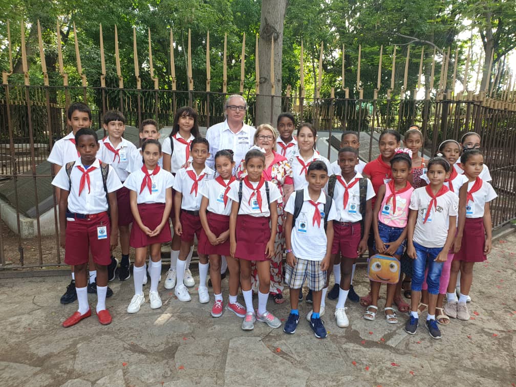 Pascual Cervera de la Chica junto a estudiantes cubanos.