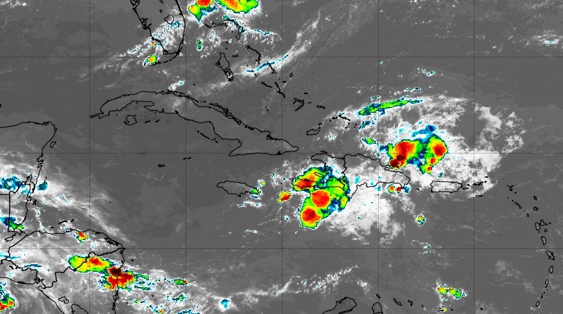 El anticiclón produce poca nubosidad y por tanto, promueve gran insolación. La única nubosidad en esta imagen de hoy es la de una débil onda tropical sobre la República Dominicana y Haití.