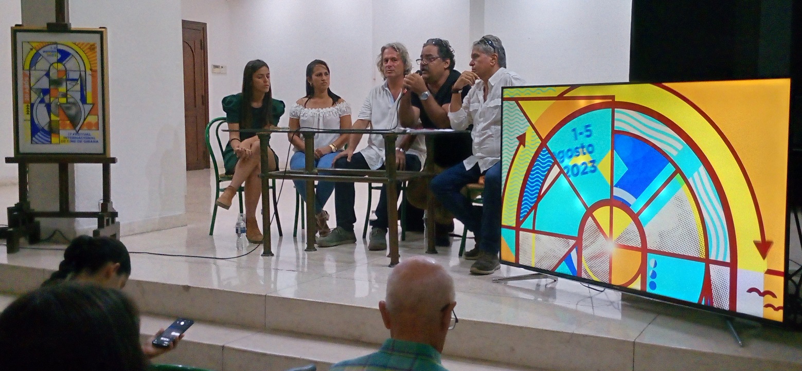 De izquierda a derecha: Yakelín Tapia, directora del Centro Provincial de Cine Holguín; Cynthia Deus y Sergio Benvenuto Solás, coordinadora y director, respectivamente, del Festival Internacional de Cine de Gibara; Joel del Río Fuentes, periodista, crítico de arte y profesor; y René de la Cruz, coordinador de teatro y galas del Comité Organizador.