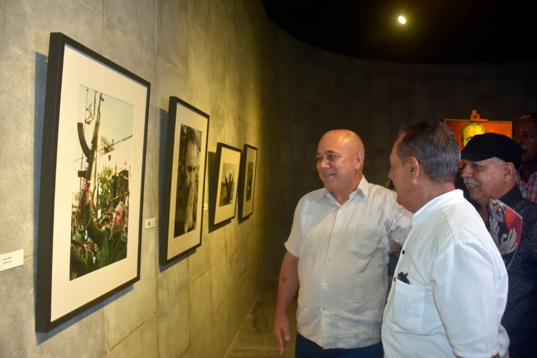 Inauguran exposición Las manos de Fidel