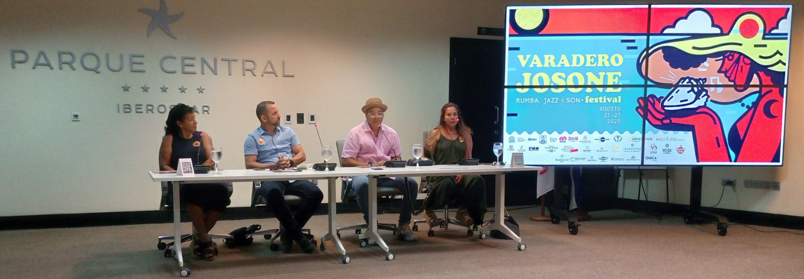 De izquierda a derecha: Odalys Alberdi y Renier Rodríguez, directora de Eventos y director general, respectivamente, de la Empresa de Grabaciones y Ediciones Musicales (Egrem); Isaac Delgado, músico y presidente del Josone, Rumba, Jazz & Son Festival, y su directora artística, la conductora de televisión y actriz, Edith Massola.