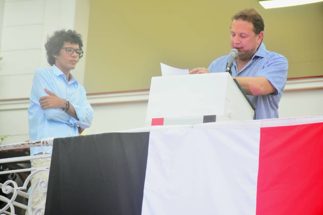 El Excmo. Sr Maher El- Adawy, Embajador de Egipto en Cuba, inauguró la exposición "El corazón de Egipto en Cuba" del artista Miguel Y. Cosme, a la izquierda.
