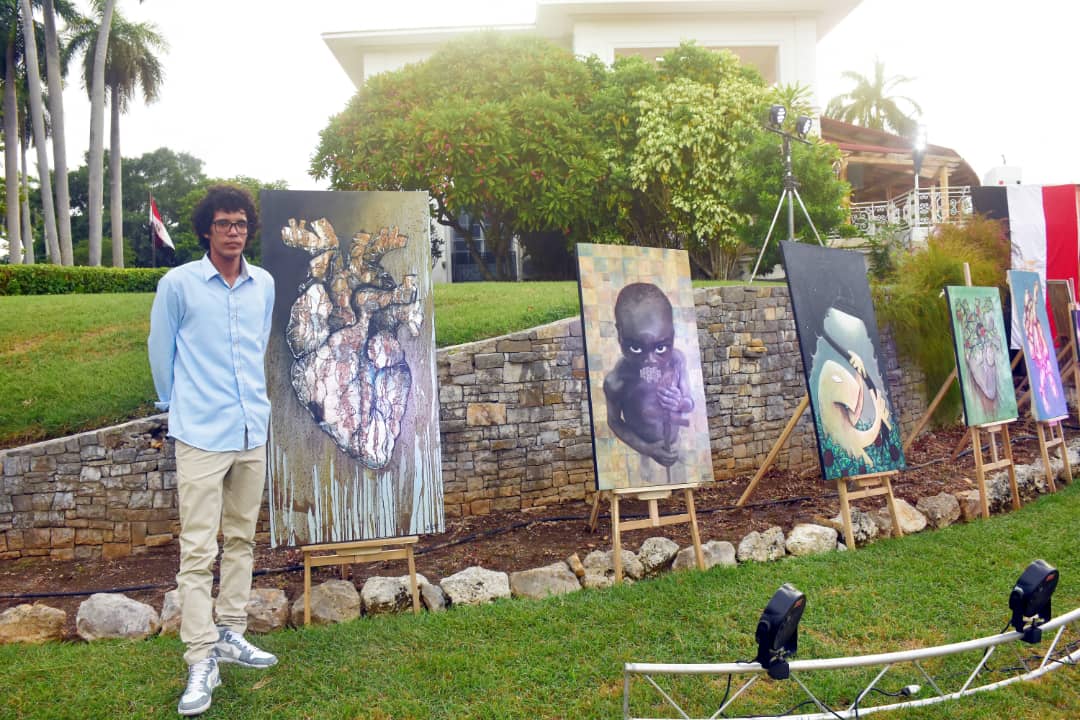 El artista creador de la exposición "El corazón de Egipto en Cuba", Miguel Y. Cosme, con algunas de las obras de la muestra.