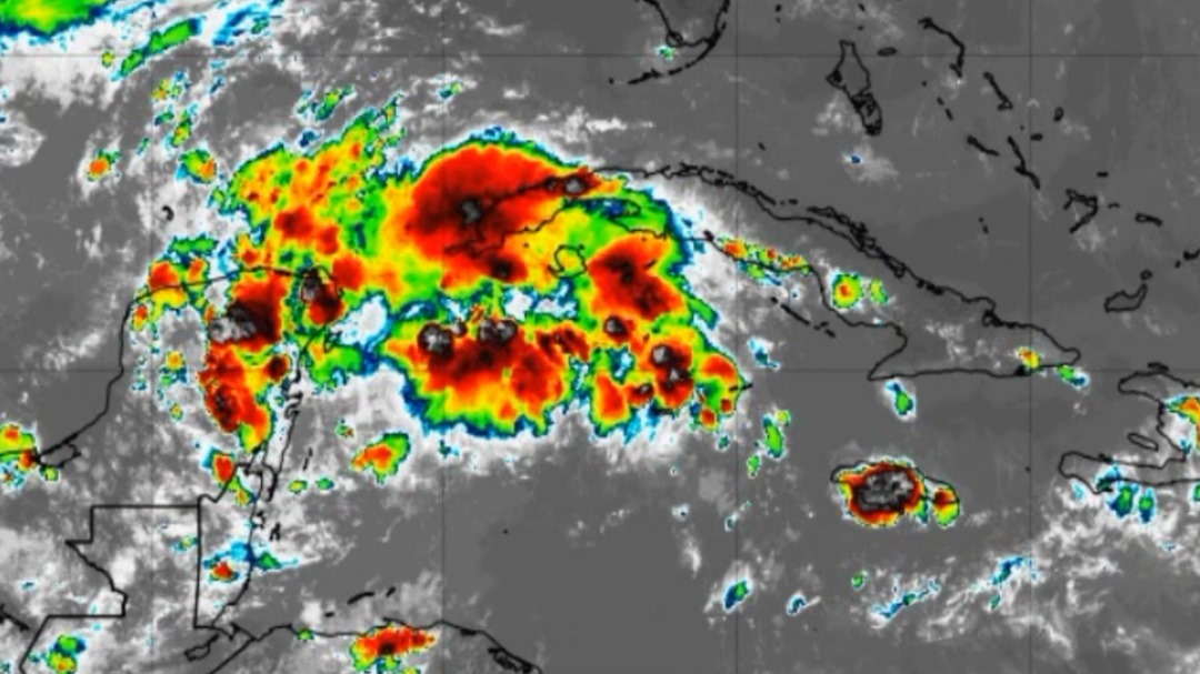 Extensa zona de nublados con chubascos y tormentas eléctricas asociados a una amplia zona de bajas presiones en Yucatán y Noroeste del Caribe en la tarde del 25 de agosto de 2023. Pudiera desarrollarse un ciclón tropical débil a inicios de la próxima semana, pero el resultado será la persistencia de varios días con lluvia.