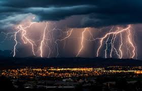 Los rayos en las tormentas eléctricas producen el gas ozono (O3), el cual posee un olor característico que se siente cuando hay tormentas eléctricas.