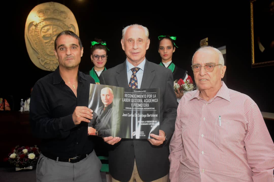 De izquierda a derecha el Excelentísimo Señor Ángel Martín Peccis, Embajador de España en Cuba; José Carlos de Santiago, presidente del Grupo Excelencias, y Julio R. Santamarina, presidente de la Federación de Sociedades Españolas de Cuba