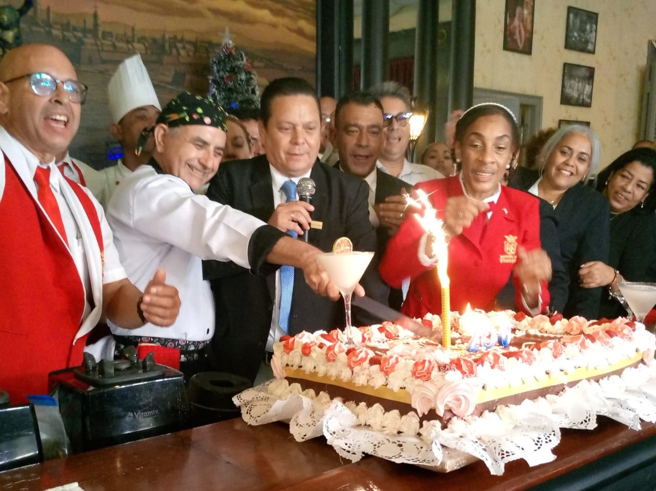 Trabajadores del Floridita picaron el cake por su cumpleaños 206.