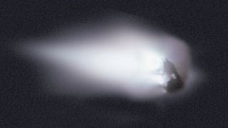 Núcleo del cometa Halley en imagen obtenida por la nave espacial Giotto cuando pasaba a 600 km del núcleo del cometa el 13 de marzo de 1986. Foto:  ESA/MPAe Lindau