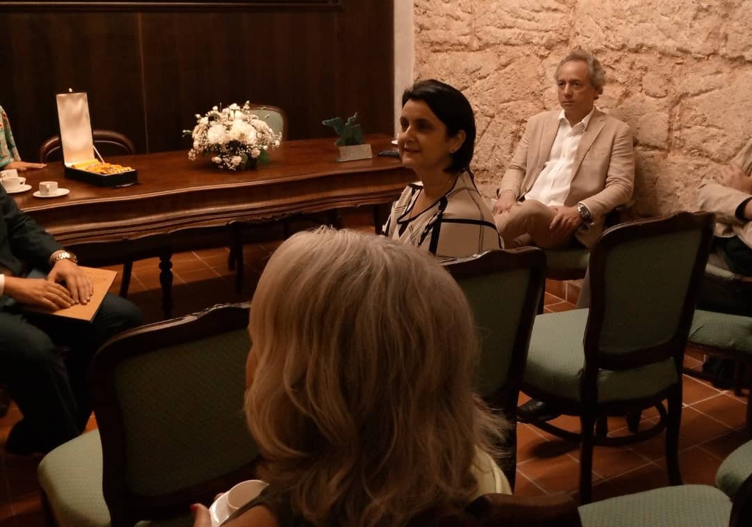 Al centro, Perla Rosales, directora general adjunta de la Oficina del Historiador de la Ciudad de La Habana.