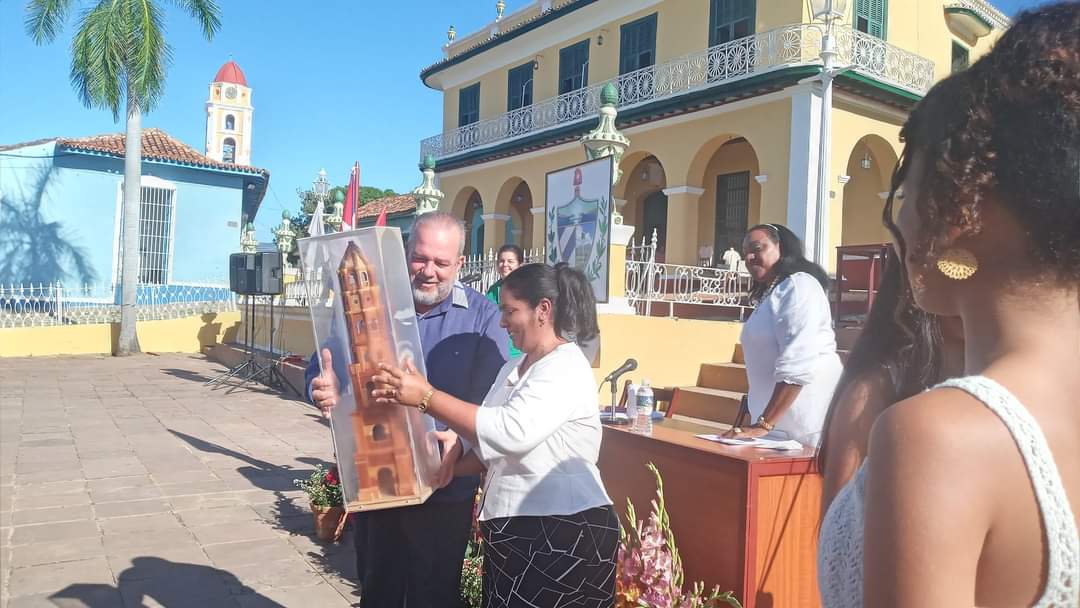 Primer Ministro Manuel Marrero recibió la réplica de la Torre de Manaca Iznaga