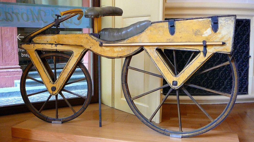 Uno de los dispositivos de Karl Drais de alrededor de 1820 (Kurpfälzisches Museum en Heidelberg, Alemania / Wikipedia)