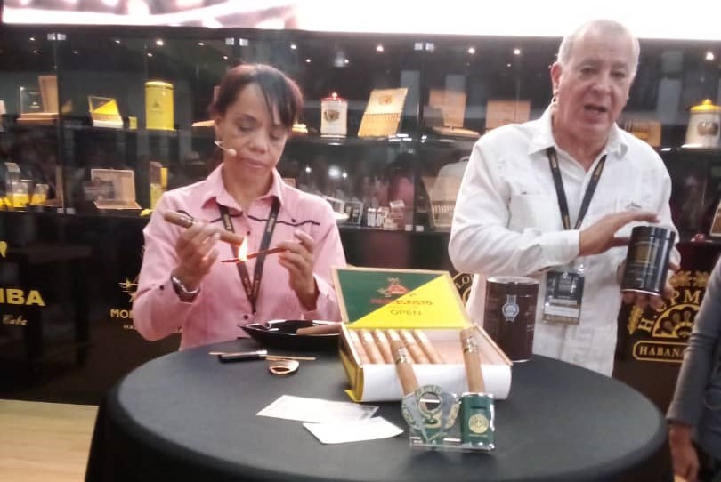 Habano Sumilleres Orlando Peñalver Travieso y Zulay Nápoles Patterson, realizando un maridaje entre café y Habanos, en el marco del Festival del Habano.