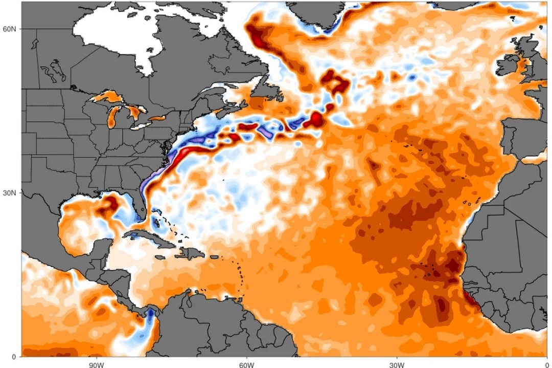 El Atlántico Tropical continúa muy cálido. Puede observarse en esta gráfica lo caliente que está en febrero de 2024. Es una gráfica del cambio en las temperaturas de la superficie del mar en el Océano Atlántico Norte en relación con una línea de base histórica. El naranja más oscuro corresponde a áreas que son anormalmente cálidas, mientras que el azul indica que una región es anormalmente fría. Instituto de Cambio Climático/Universidad de Maine/NOAA
