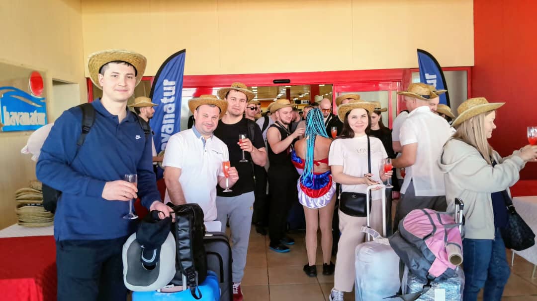 Pasajeros del último grupo de la temporada otoño-invierno 2024 de la empresa rusa Rosneft, llegando por el Aeropuerto Internacional Juan Gualberto Gómez de Varadero, recibidos por Havanatur
