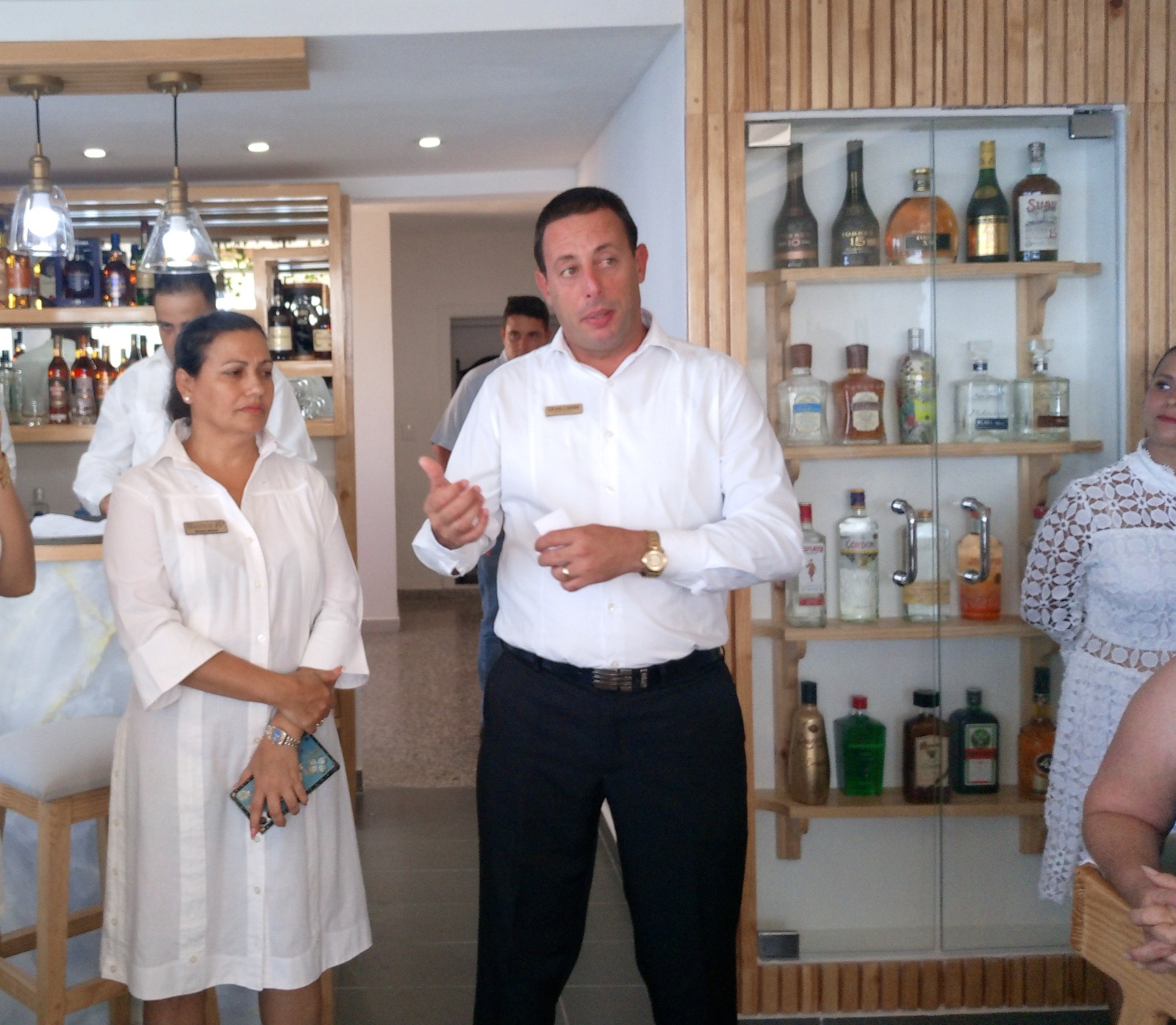 La directora del hotel Deauville, Yosy Fuentes, y Yosjady Ferrer, vicepresidente comercial de Gran Caribe.