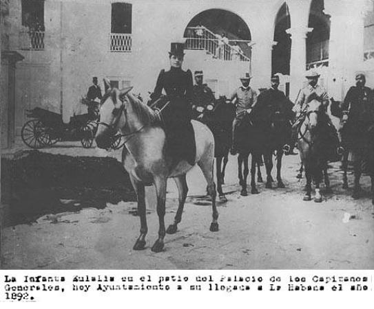La princesa montada a caballo en el patio del Palacio de Capitanes Generales