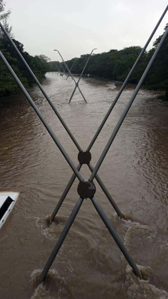 La avenida Monumental sufre de intensas inundaciones por la crecida de ríos.