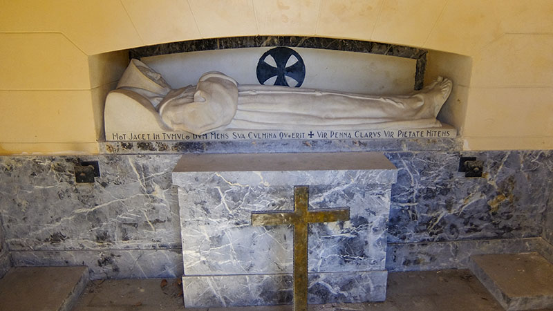 Mausoleo con elementos decorativos medievales (4)