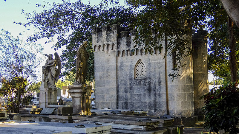 Mausoleo con forma de castillo medieval