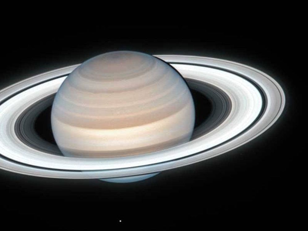 El Planeta Saturno en imagen tomada por el telescopio espacial Hubble desde una distancia de 1300 millones de kilómetros.
