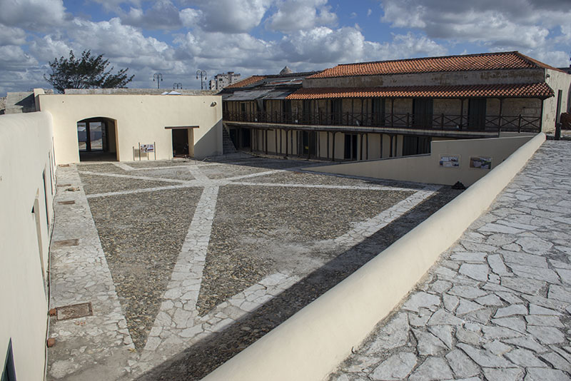 Plaza interior del Castillo de La Punta