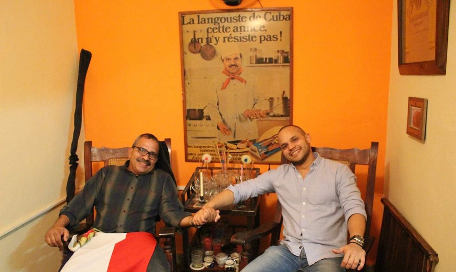 Raúl y Raulito Smith con el Chef al fondo