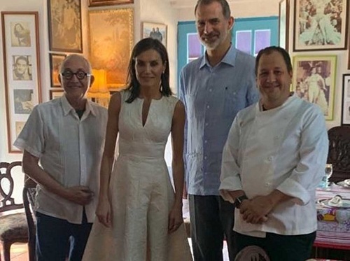 Reyes durante almuezo en paladar cubana