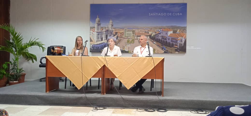 De izquierda a derecha Lianet García Iparraguirre, especialista de Comunicación MULTISERVI S A, empresa Importadora y Exportadora de bienes y servicios, Maestra Ronera Noemi Del Toro Del Toro y Roberto Álvarez Pereira, directivo de la Asociación de Sommeliers de Cuba (ASC).
