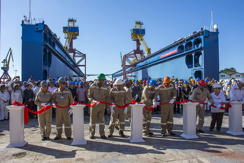 Trabajadores cubanos cortan la cinta que deja inaugurado el dique flotante